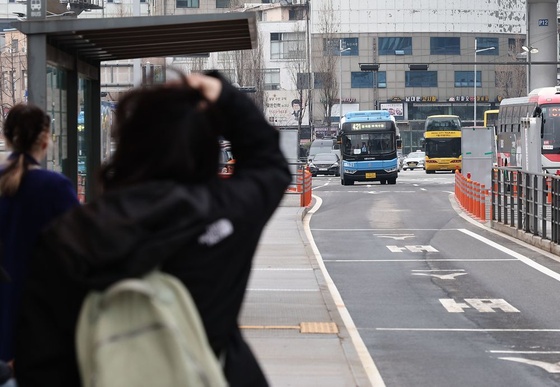 '출근길 대란' 빚고 … 서울 버스 11시간 만에 파업 철회
