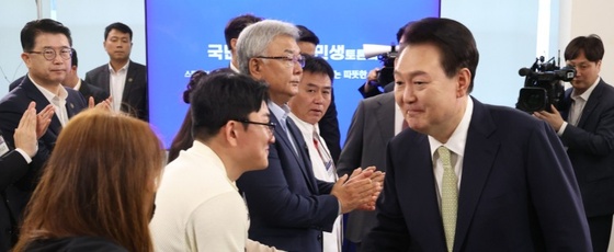 尹 "노동약자보호법 제정할 것"…미조직 근로자 보호 강조
