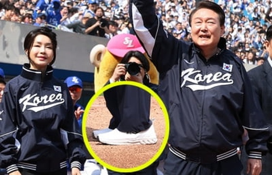 尹 '깜짝 시구' … 김여사와 함께 신은 운동화의 '놀라운 가격'