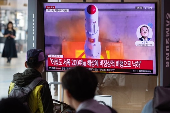 북한 우주발사체 발사 소식에 방산관련주 '들썩' 