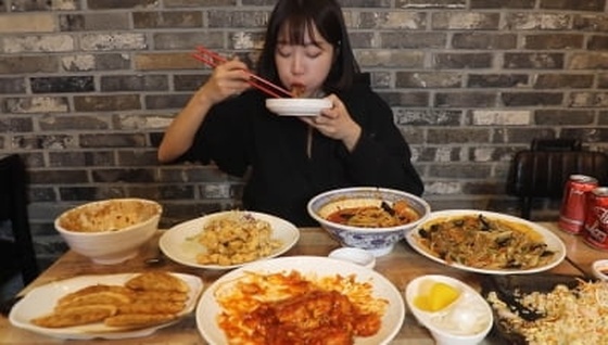 "쯔양 다녀가자 식당 대박 났다"…먹방 유튜버 '갑론을박' [이슈+]