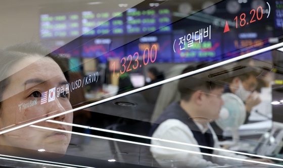 "주식 팔까요 가져갈까요"…6일 황금연휴에 개미들 고민