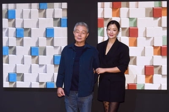 [포토] 김희선, '김강용 작가와 다정한 포즈~'