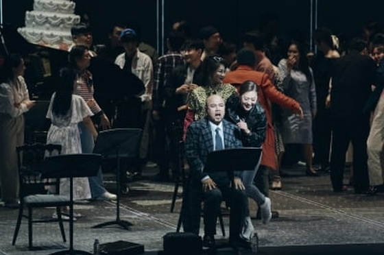 현대적 연출로 돋보인 음악의 여백…오페라 '라 트라비아타'