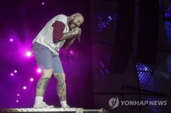 포스트 말론이 들어 올린 젊음의 축배…"지금 더 사랑하라"