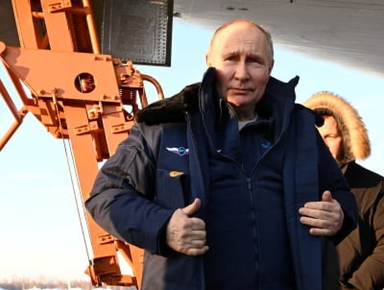"서방 국가들, 보고 있나?"…푸틴, 핵 전략폭격기 직접 탑승