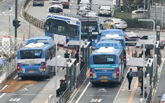 '출근길 대란' 빚고 … 서울 버스 11시간 만에 파업 철회