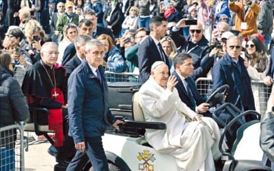 프란치스코 교황 "인간은 상처 입은 존재"…'물의 도시'서 여성 교도소 품다
