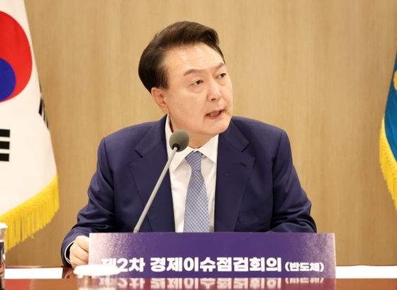 尹 "반도체는 국가 총력전 분야" … 26조 들여 전폭 지원원