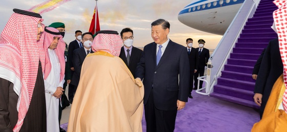 사우디 간 시진핑, 美 보란듯 중동서 광폭 행보