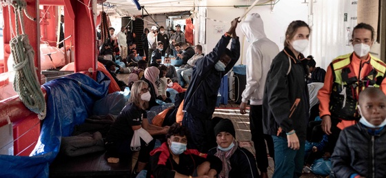 유럽의 딜레마…난민 막으면 인구절벽 올수도